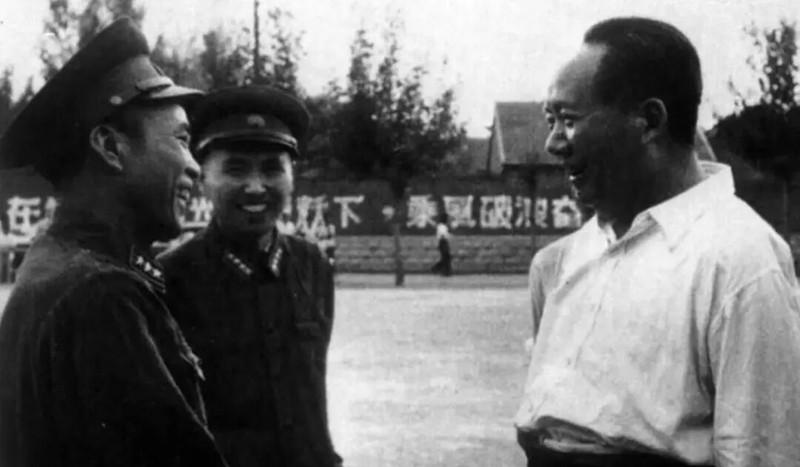 1958年，毛主席视察济南军区时，与长征时他的老警卫员陈昌奉重逢，时隔22年未见