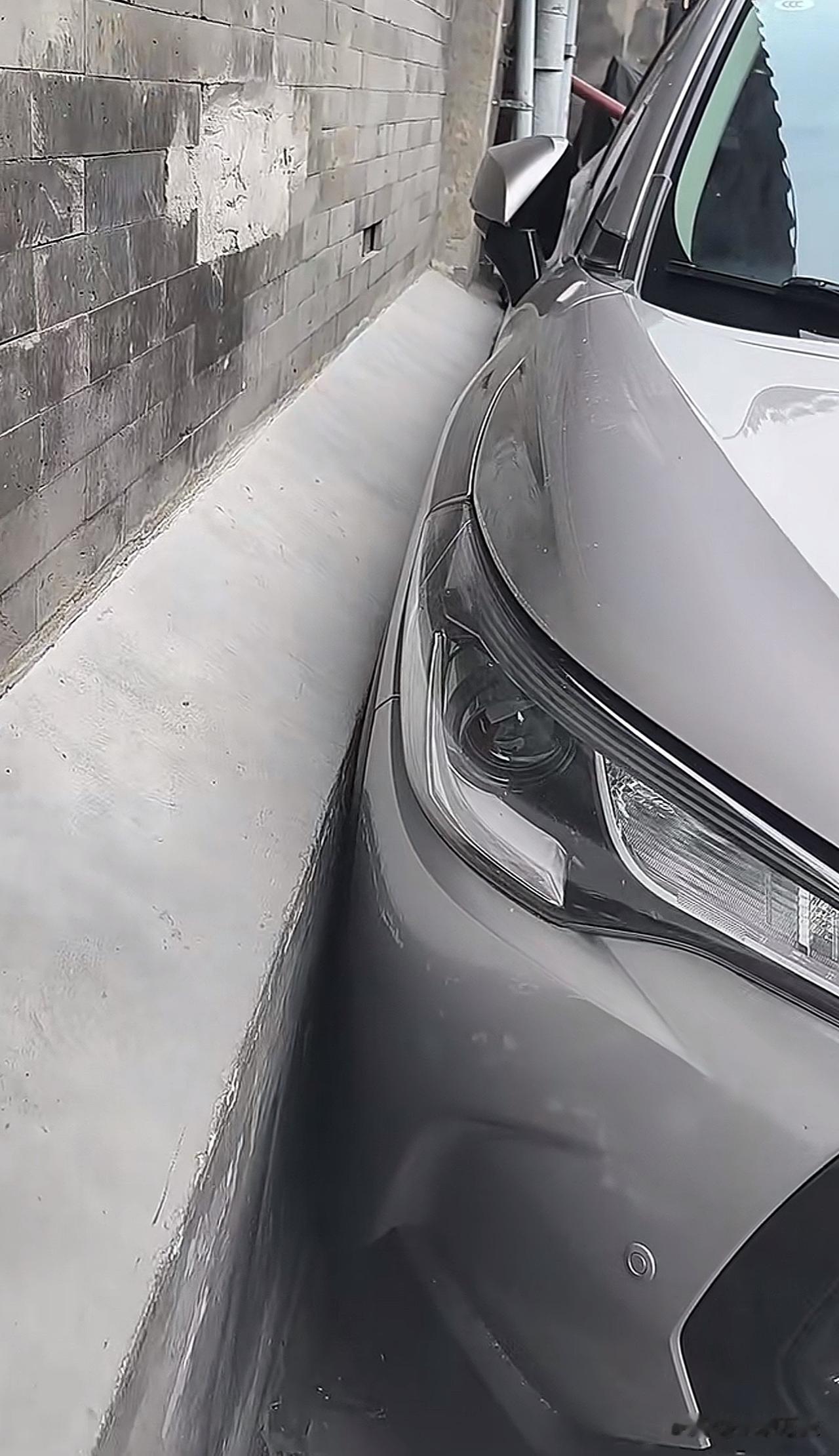 北京胡同里的汽车[赞]