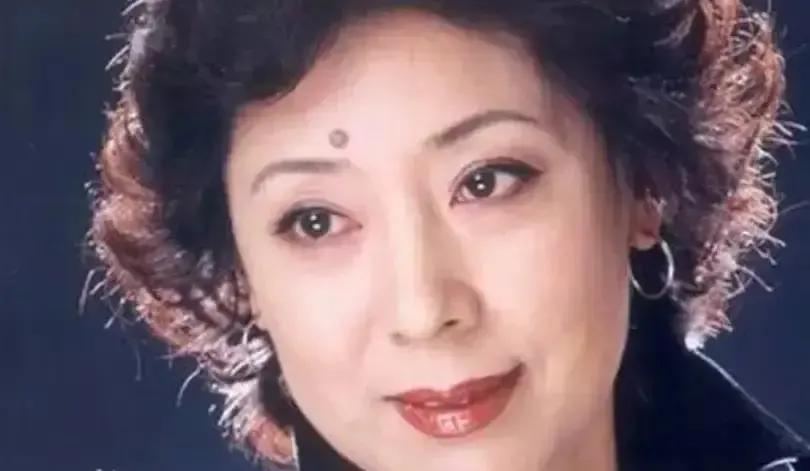 1990年，歌唱家关牧村因丈夫的长期家暴，毅然提出离婚，丈夫强硬地表示离婚可以，