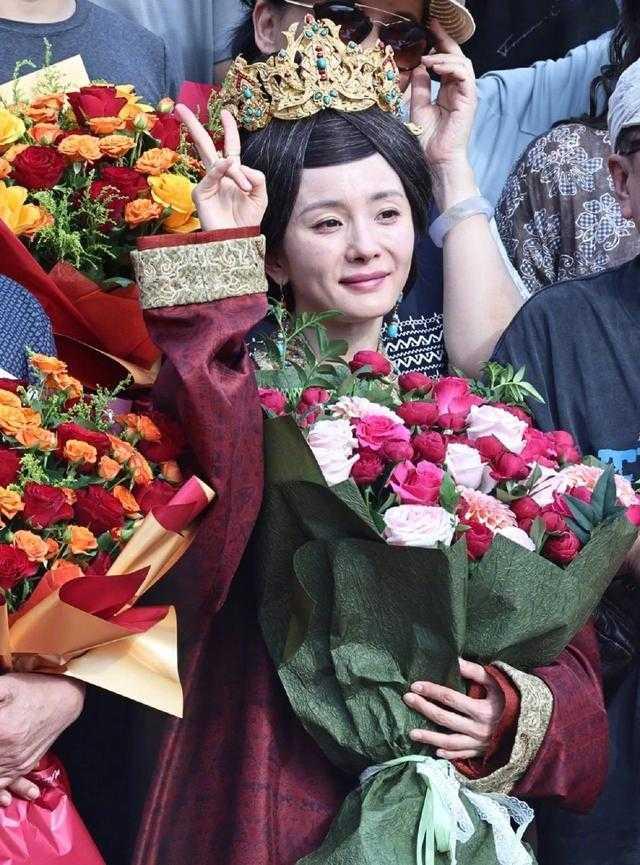 判若两人！杨幂新剧杀青照满脸老年斑，粉丝直呼认不出