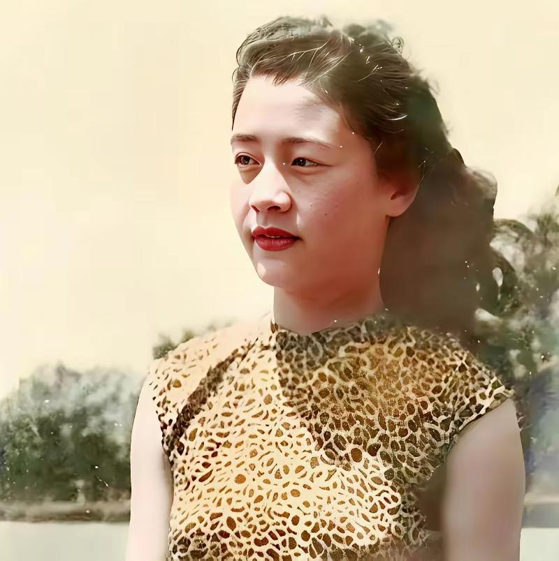 想不到著名书画家张大千竟然娶了女儿的好姐妹那时18岁的徐雯波清纯可爱就像初熟的