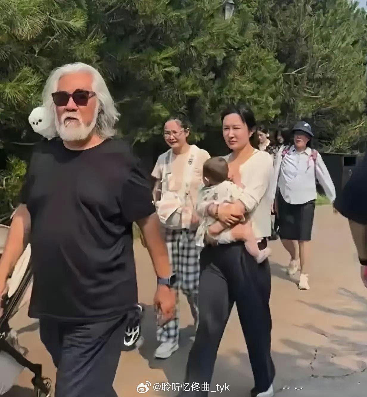 张纪中老婆不化妆长这样？和保姆的颜值分不出高低。