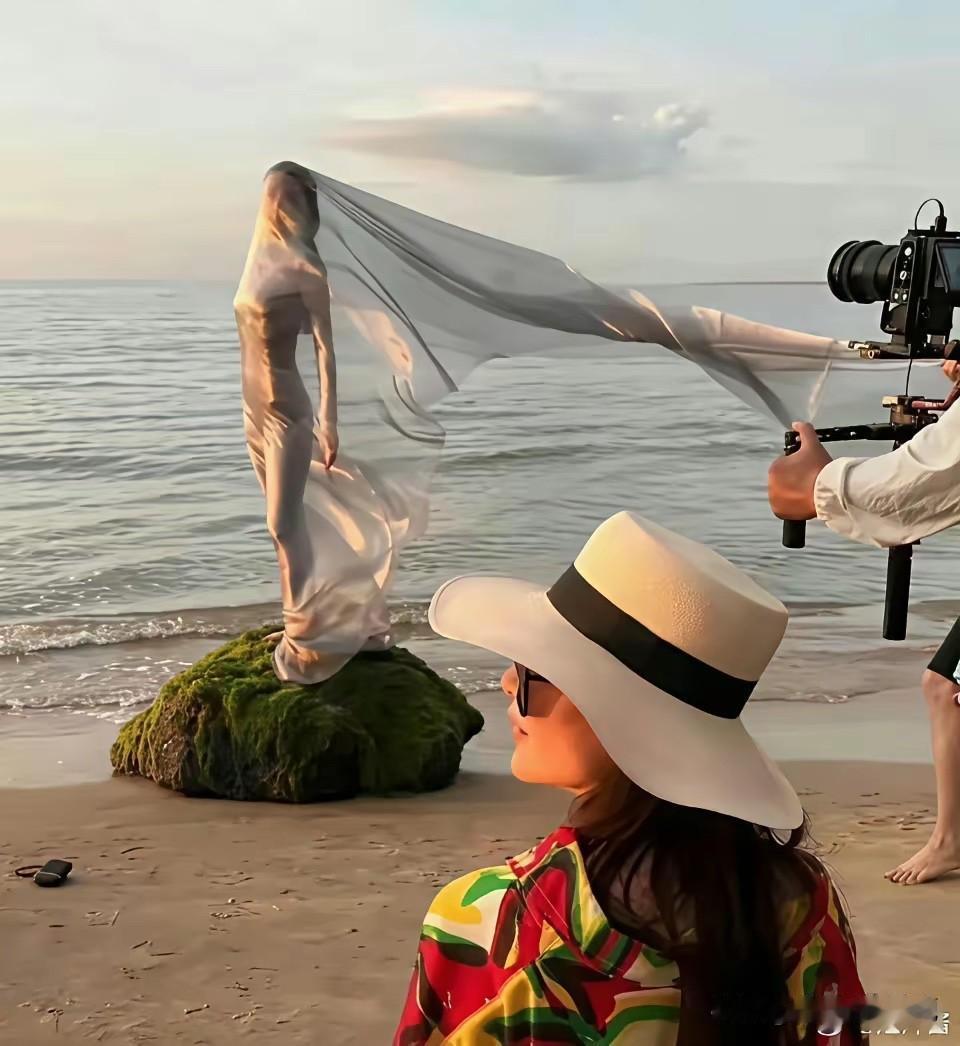 舒淇的肚子比水平尺都平，绝了。舒淇都快50岁的人了，身材竟然还如此完美到底是