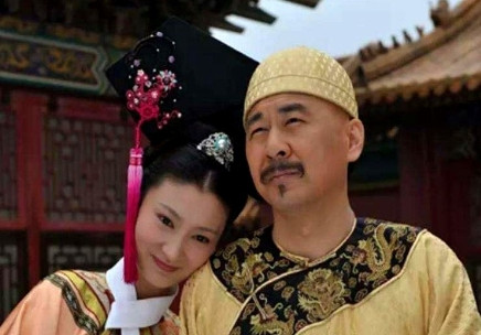 1729年，52岁的雍正招秀女马氏侍寝。是夜，马答应被裹在厚被子里，送到了龙