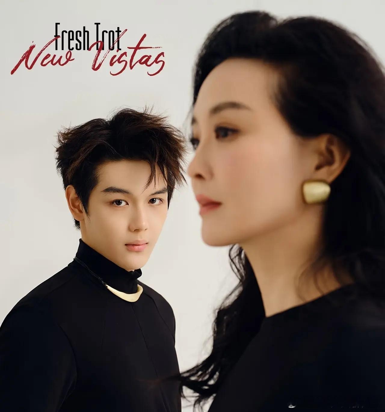 王艳和儿子球球拍时尚大片，这小子现在真帅！儿子是浓颜系大帅哥，浓眉大眼，五官立体