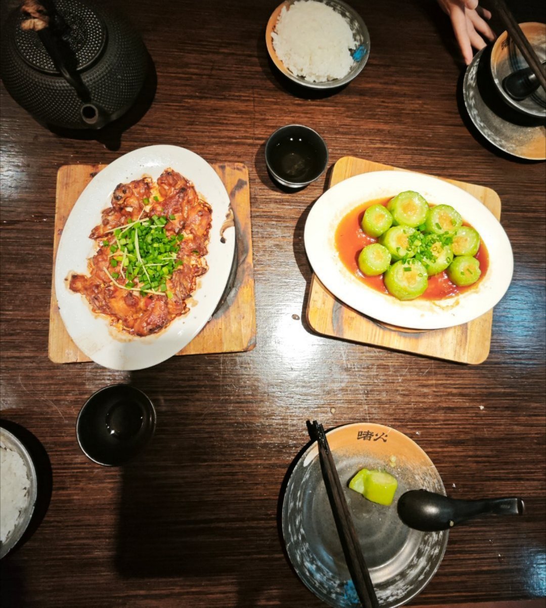 家教真的好重要，今天在富x区吃饭，后面来了一桌带着三四岁小孩的，我们几个都说话停