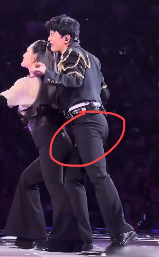 看了张杰的跨年演唱会，不知道你们有没有发现一个细节，张杰和谢娜合体的舞台，他们俩