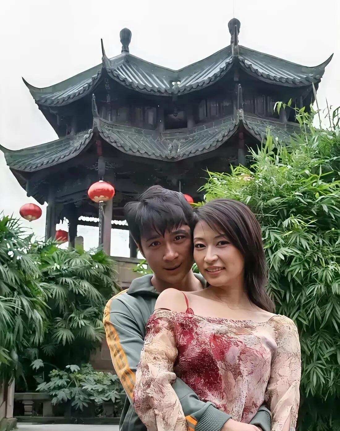 多年前的老照片了，那时候的男明星跟女明星都好黑，没有什么高科技的东西，看着很自然