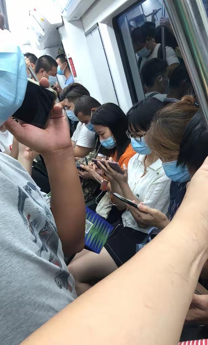 015年，上海一个月薪仅5000的小伙正在挤地铁，突然“叮当”一声到账147万，