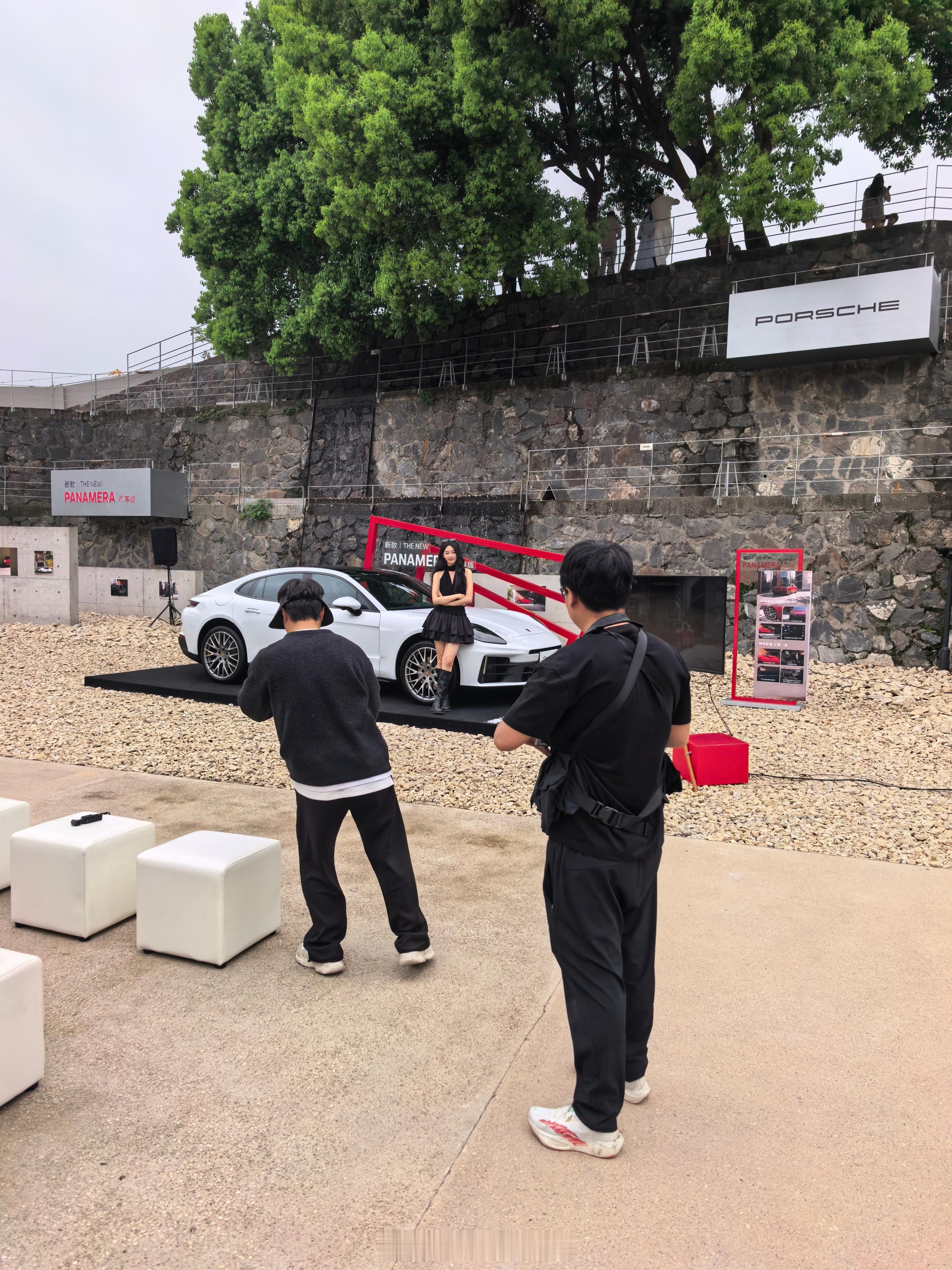 我们酷李老师走到哪里都是焦点