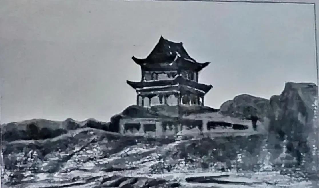 乌鲁木齐市的东门，也叫惠孚门，位于乌鲁木齐市天山区东环路转盘处。在旧迪化城(今乌