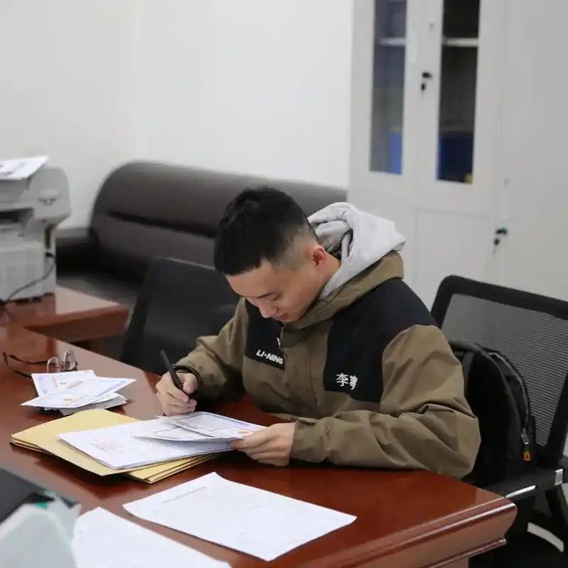 谁说男性在职场上没有复杂的竞争手段？刷到博主的视频，他说自己手下有两个实习生要转