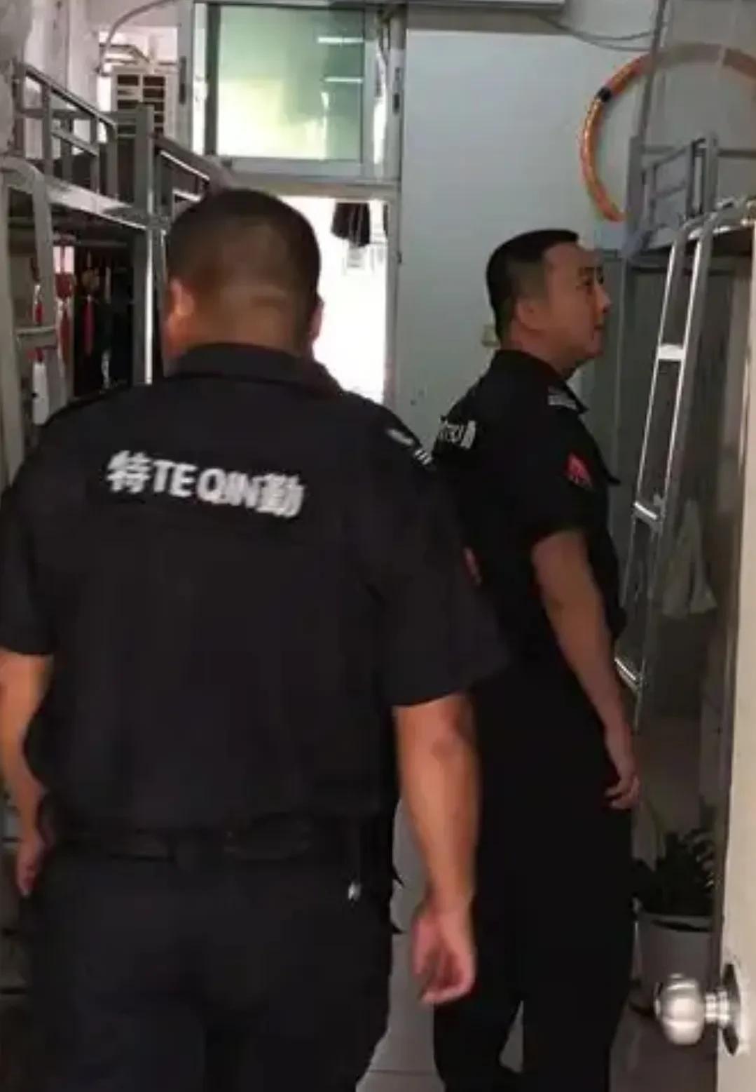 当保安说白了就是被外包的第三方人员，被中介和公司层层扒了两层皮，工资低时间长。就