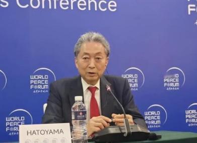 日本前首相鸠山由纪夫提出了一个新颖的观点，他认为中国的国力与美国不相上下，但如果