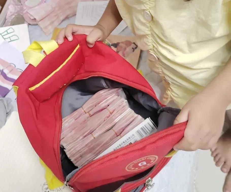 家里有多少存款要不要让孩子知道呢？有人说知道了最好，也有人说不知道才对孩子的成长