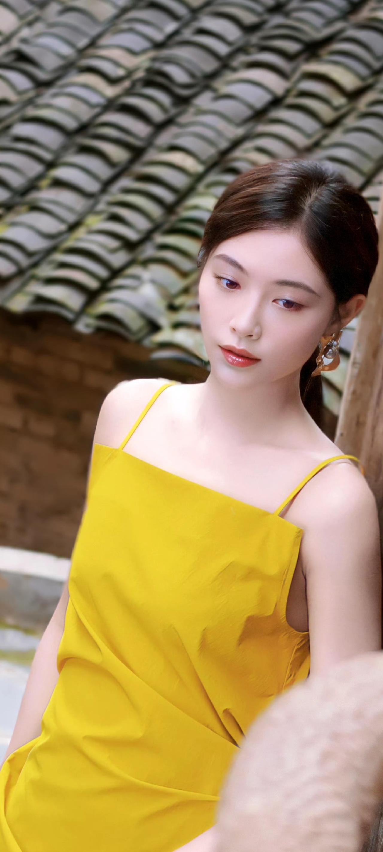 许佳琪一袭姜黄吊带裙美翻了！古韵庭院里的明艳氛围感，鲨疯了✨谁能拒绝许佳琪的
