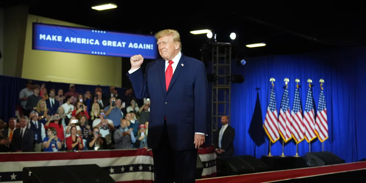 川普这趟红州救火之旅，越来越有喜剧效果了。今天他飞到内布拉斯加大岛市，给共和党参