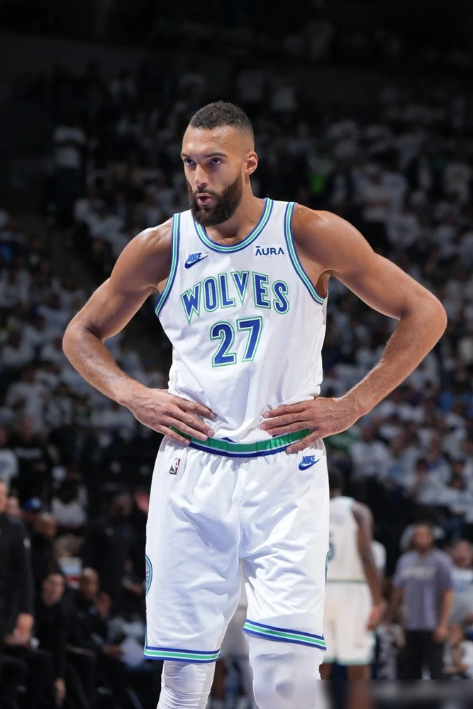 离开哈登，卡佩拉一年少拿多少分？这组数据撕开了NBA最残酷的现实。俩人一块打了320场常规赛，卡佩拉
