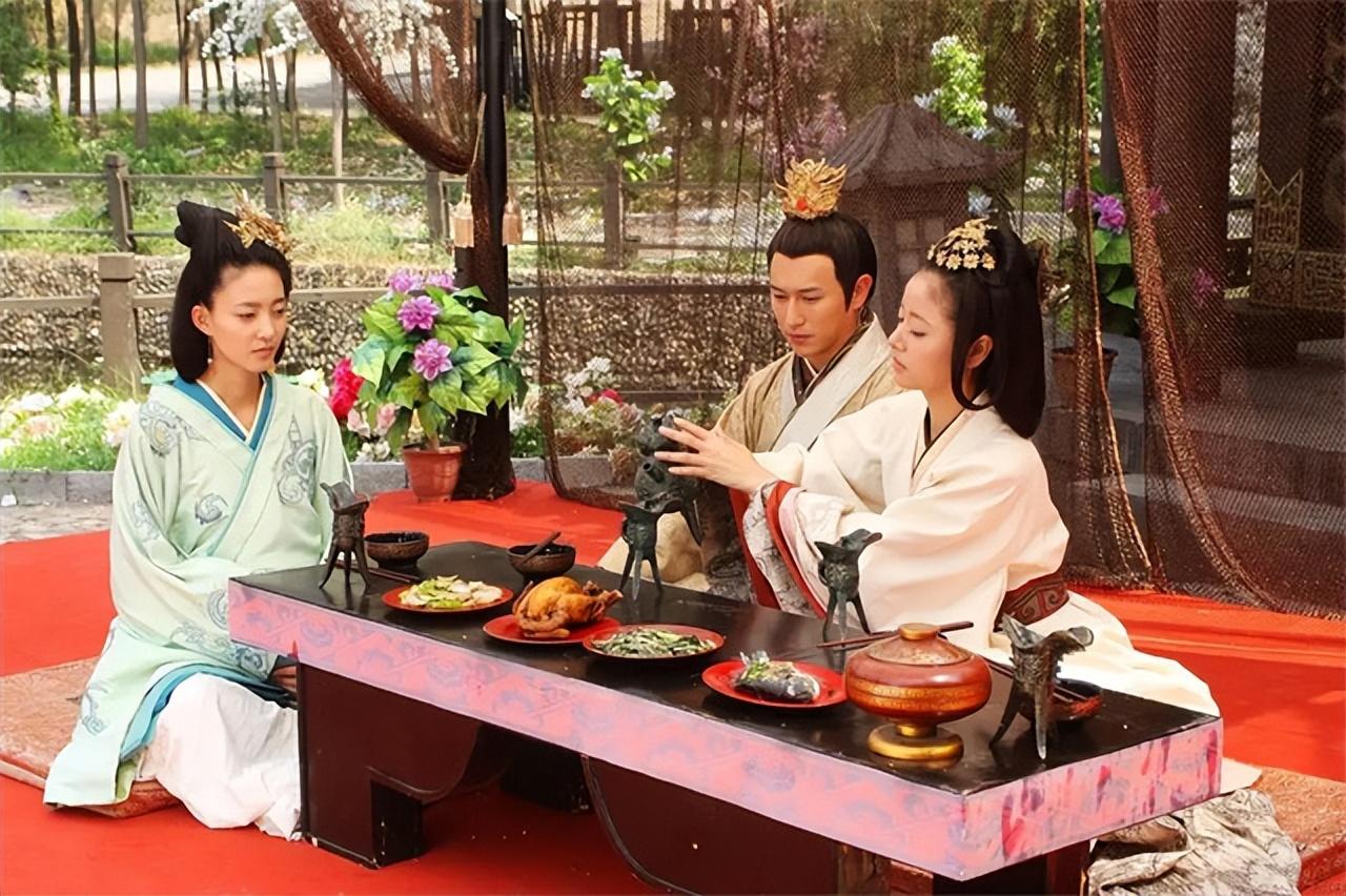 一天晚上，程姬把侍女唐儿，带到汉景帝的床上，悄声说：“我来月事不方便，今晚你和陛