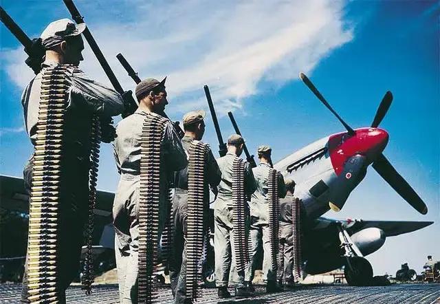 P-51D“野马”是二战中美国陆军航空队的主力战斗机之一，以飞行性能卓越和火力强