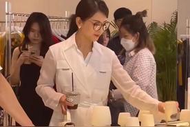 47岁刘涛被偶遇，真实模样引围观家人们，娱乐圈又有大热闹可瞧啦！47岁的刘涛被