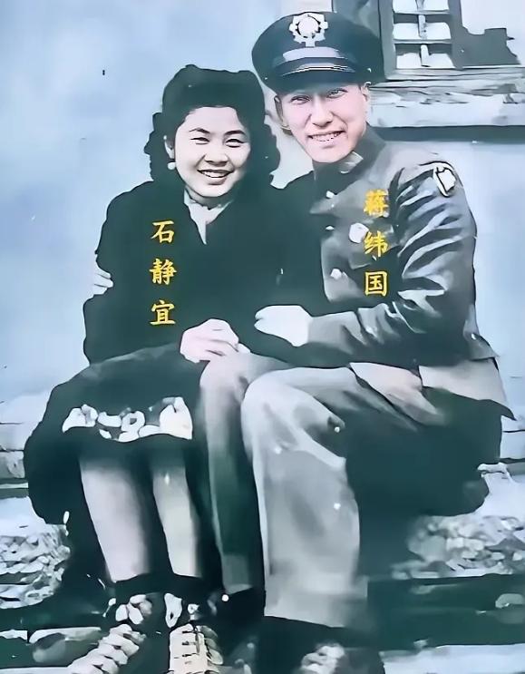 1942年，蒋纬国看到一个妙龄少女，上前和她搭讪："小姐，报纸能借我看一下吗？"
