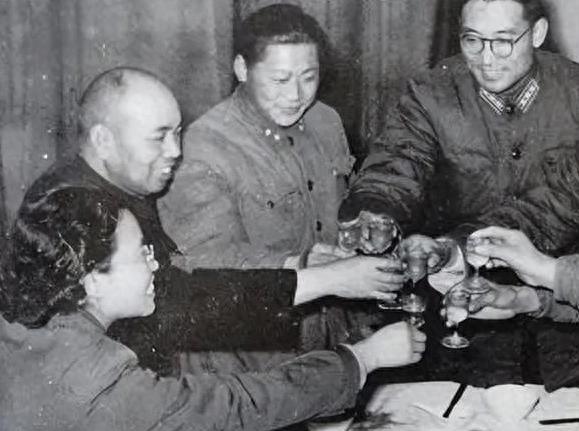 志愿军副军长回国被宴请，许世友定睛一看：你是不是给我送过烧鸡“首长，再来一杯黄