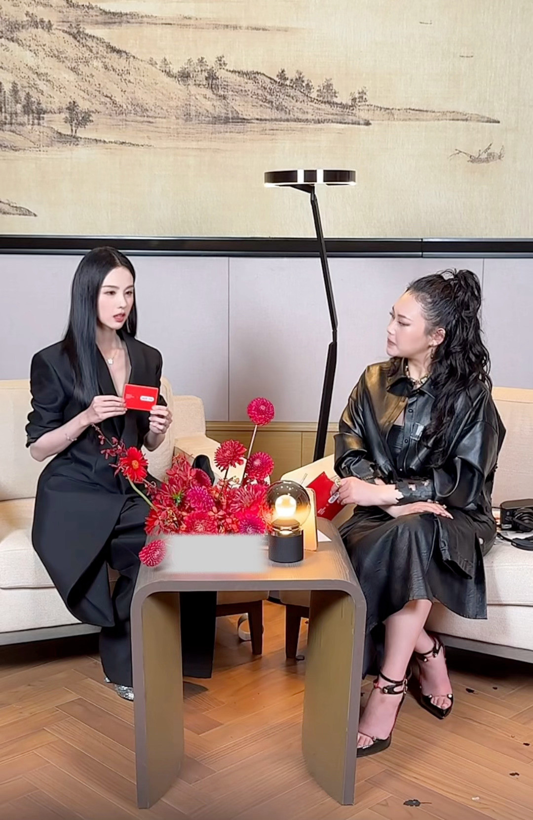 这个姐姐看起来不好惹陈都灵黑长直西装造型陈都灵白切黑​​​