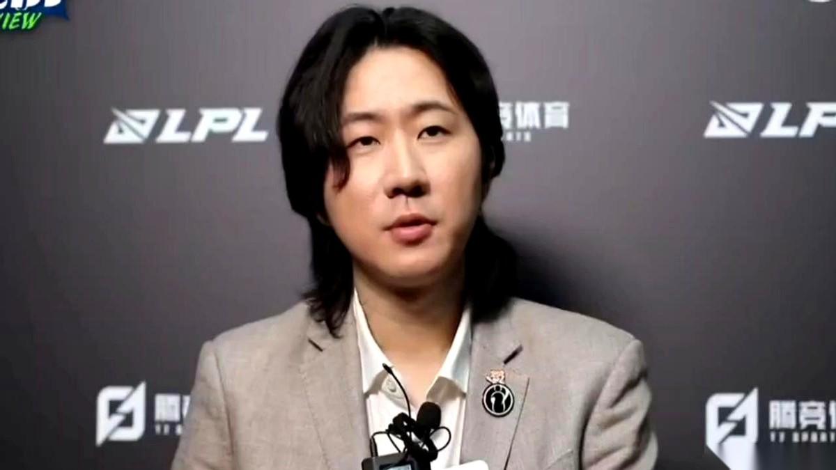 最后一局的上单韦鲁斯。我到现在都没想明白。你说这教练不行吧？他又是最懂版本的