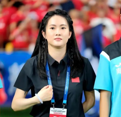 1995年，奥运冠军陈若琳被亲生父母遗弃，由舅舅抚养长大，她拿下了22个世界冠军