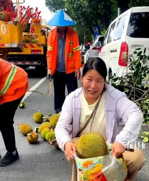 “这就是天上掉馅饼啊！”2025年6月，广西南宁，一女子在一路边发现一大摊菠萝蜜