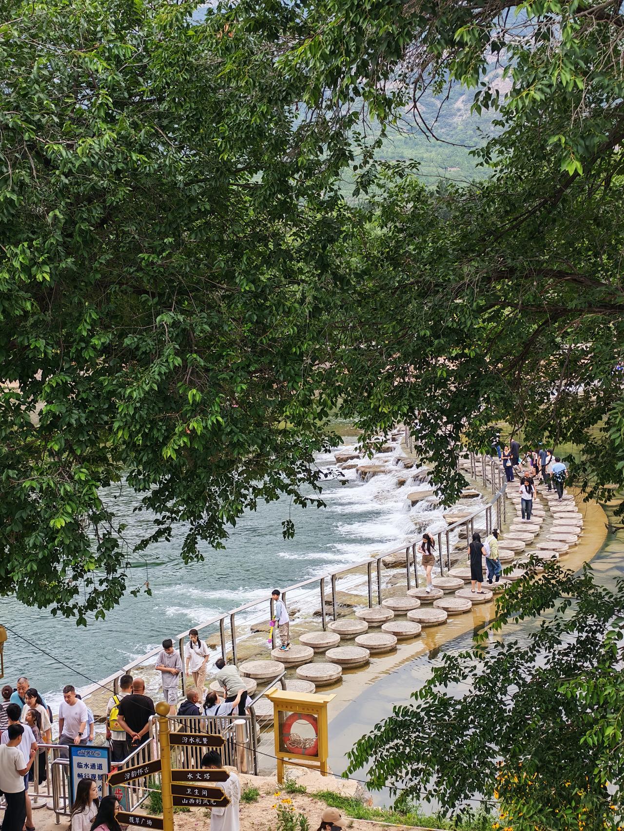 太原老龙头景区，端午假期，游人如织，纷纷前来亲近汾河之水，感受大自然的魅力。