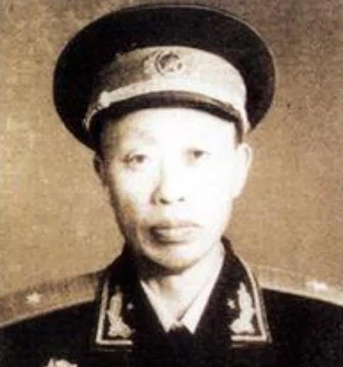 1935年7月，红四方面军抽调三个主力团补充长征中减员严重的中央红军，三个团分别
