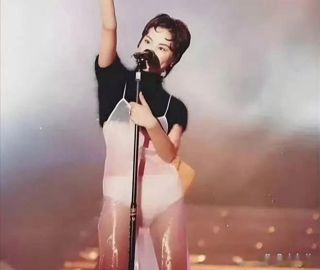王菲真的太敢了！1994年，王菲穿着透明裙子在十大中文金曲奖演唱