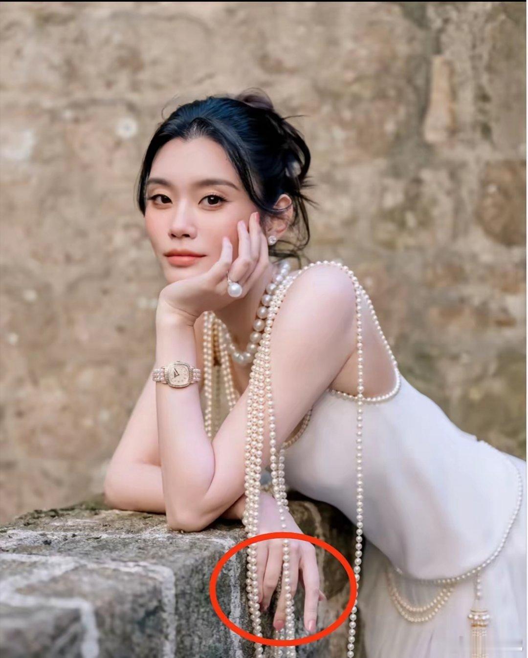 不少人疑惑奚梦瑶身为豪门太太，美甲却格外素净。别的阔太美甲镶钻带花纹，她只短圆甲