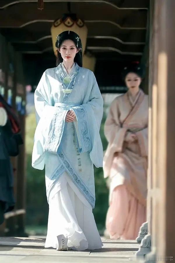 你别说，孟子义这几张还真有重生后的气质沉稳、贵气天成的感觉！