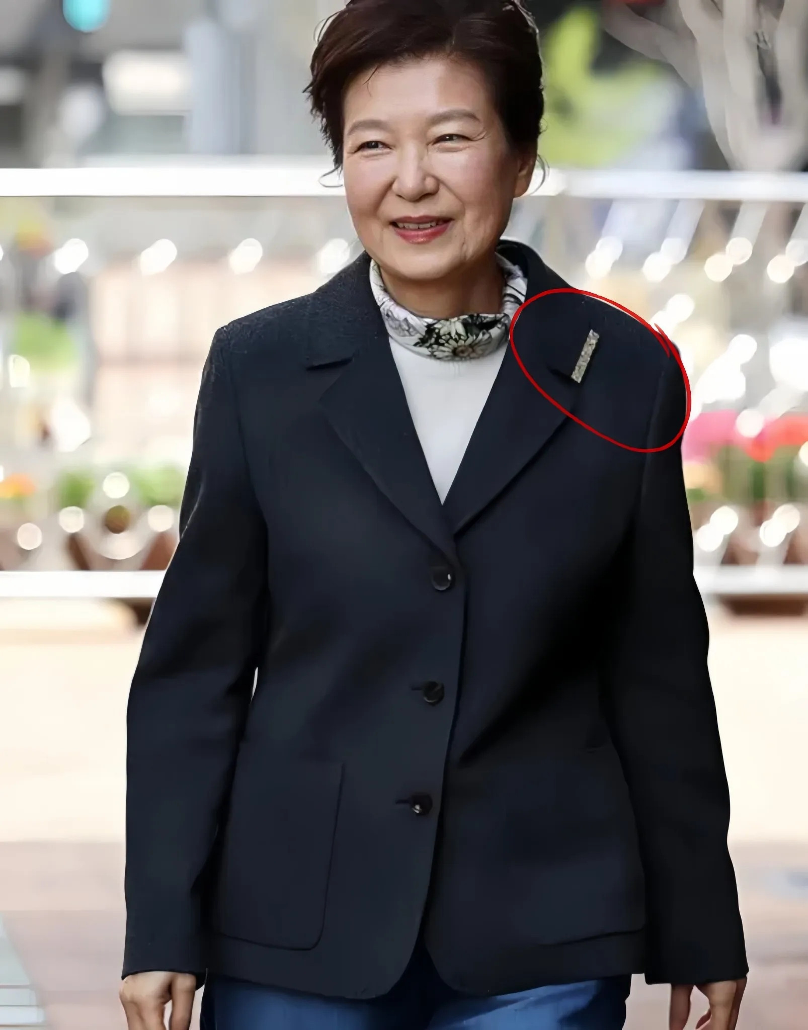 朴槿惠：原本要在监狱里呆22年，结果不到5年就被文在寅特赦放出来。这事要搁别