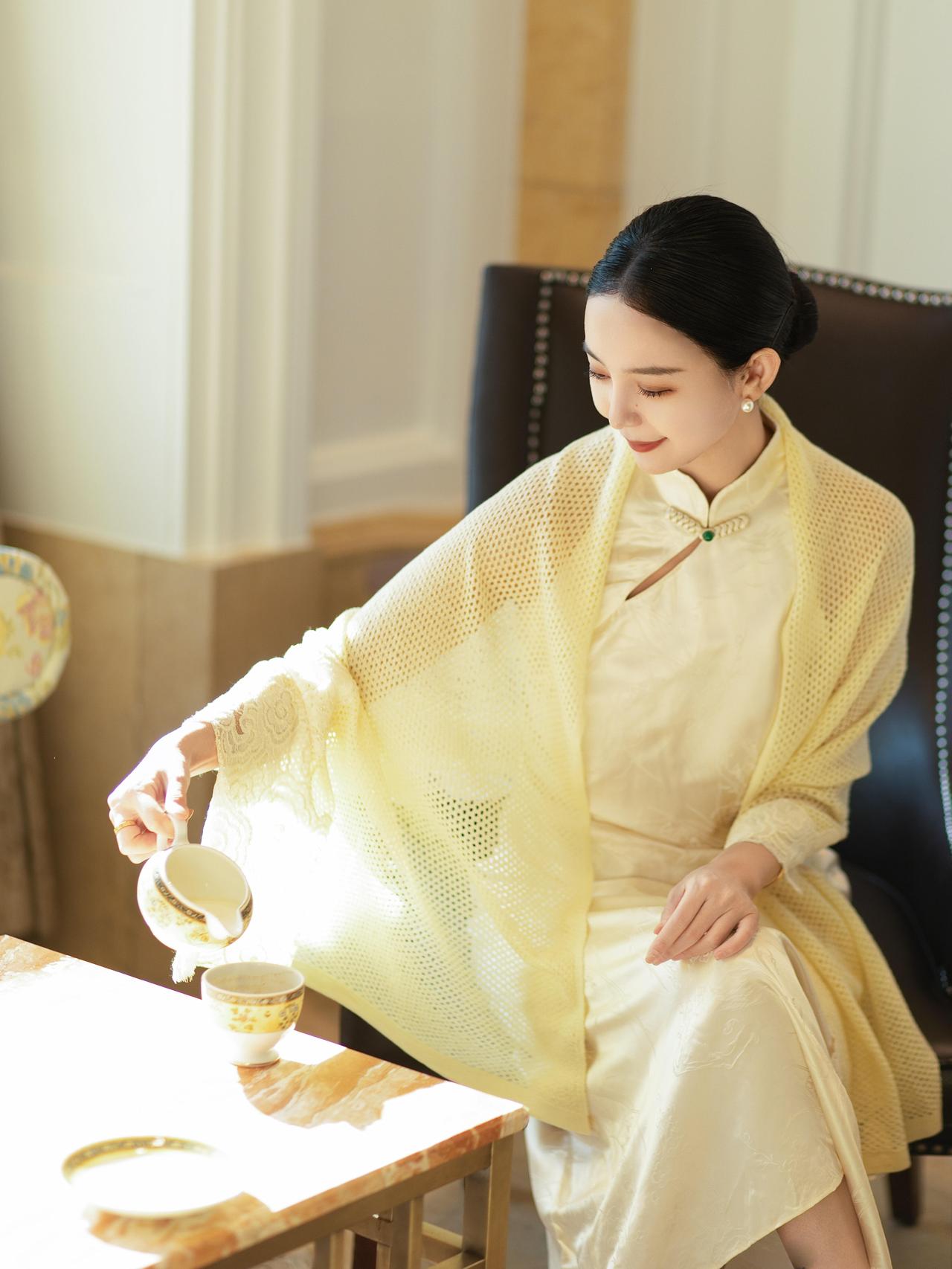 女人味十足体现在多个方面。优雅自信是关键，走路抬头挺胸、自然微笑，办事有决断力，