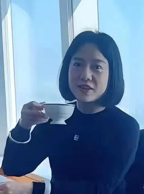 谁能想到？杨振宁离世不到1个月，翁帆的选择直接打了所有质疑者的脸！她没