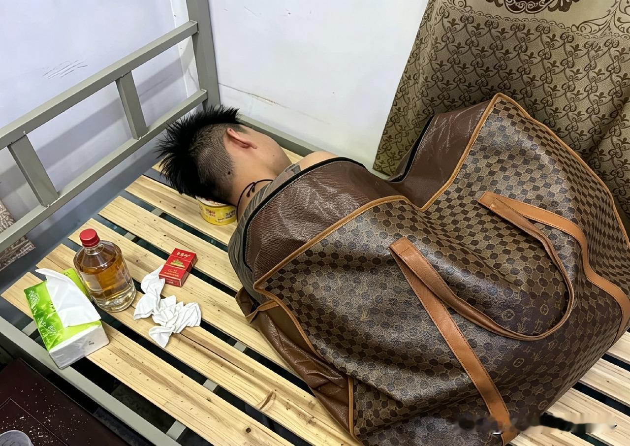 今天第一天进厂打螺丝，分配在了四人间。发现一位老兄在睡觉，没有铺的，没有盖的，