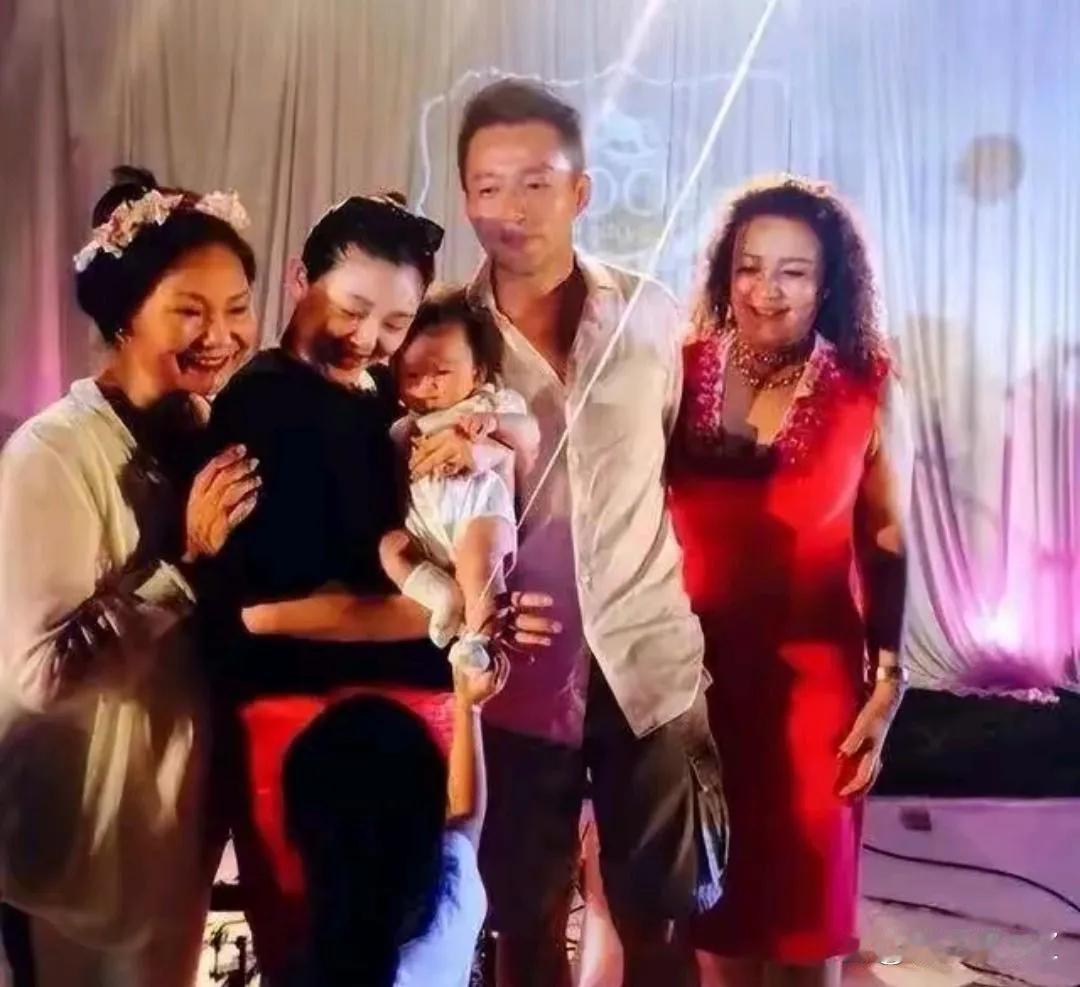 湾湾老妈妈三个月见不到箖箖和玥儿就喊受不了了，北京的三年见不到孩子是什么感觉？