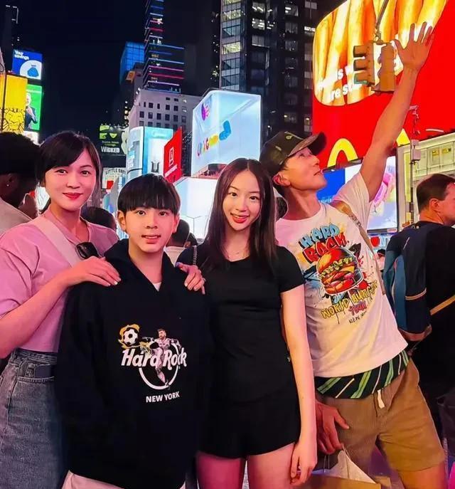 吴尊携家人纽约度假，44岁林丽吟低调美丽，两个孩子与她愈发相像