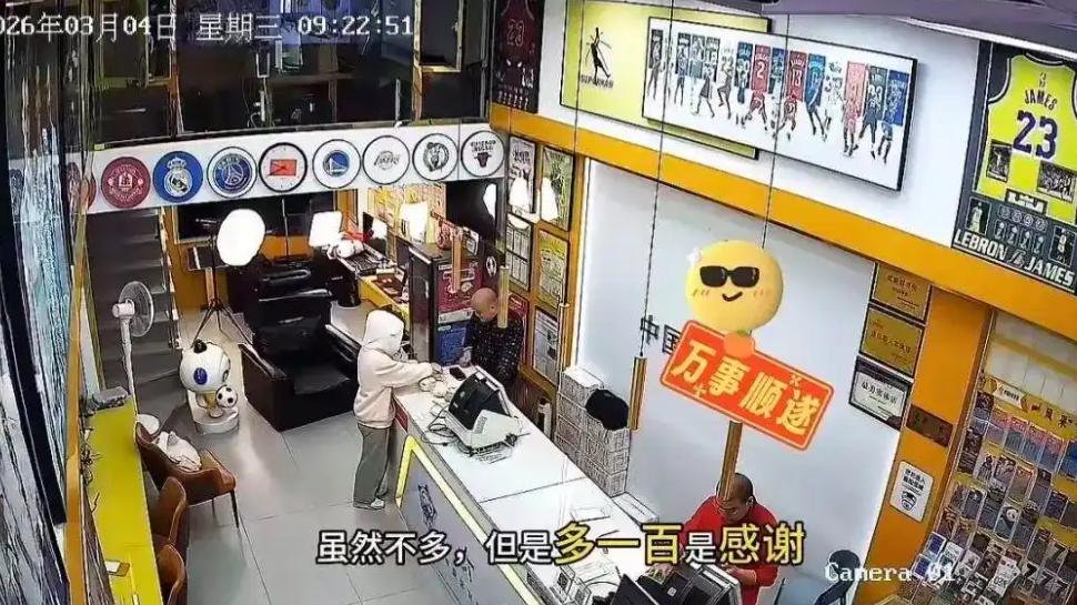 这条热搜真正让人鼻子一酸的，不是店主掏出100元，而是那个女孩后来找了3次，坚持