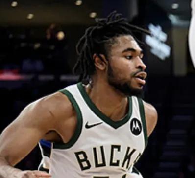 雄鹿也是大怨种，急病乱投医，瞎搞的。现在好了。Shams：雄鹿裁掉卡梅伦-托