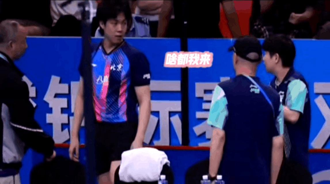 混双刚收拍时，镜头一拨，小杨挨着莎莎和大头聊得火热，笑声一串串落在地板上，偏偏莎