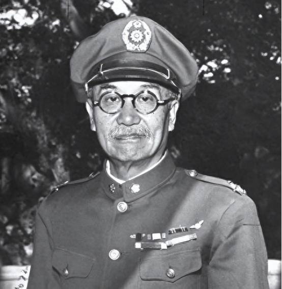 1935年阎锡山脑洞大开：冲锋枪射程不够？拉长枪管，结果200米外子弹乱窜，全成