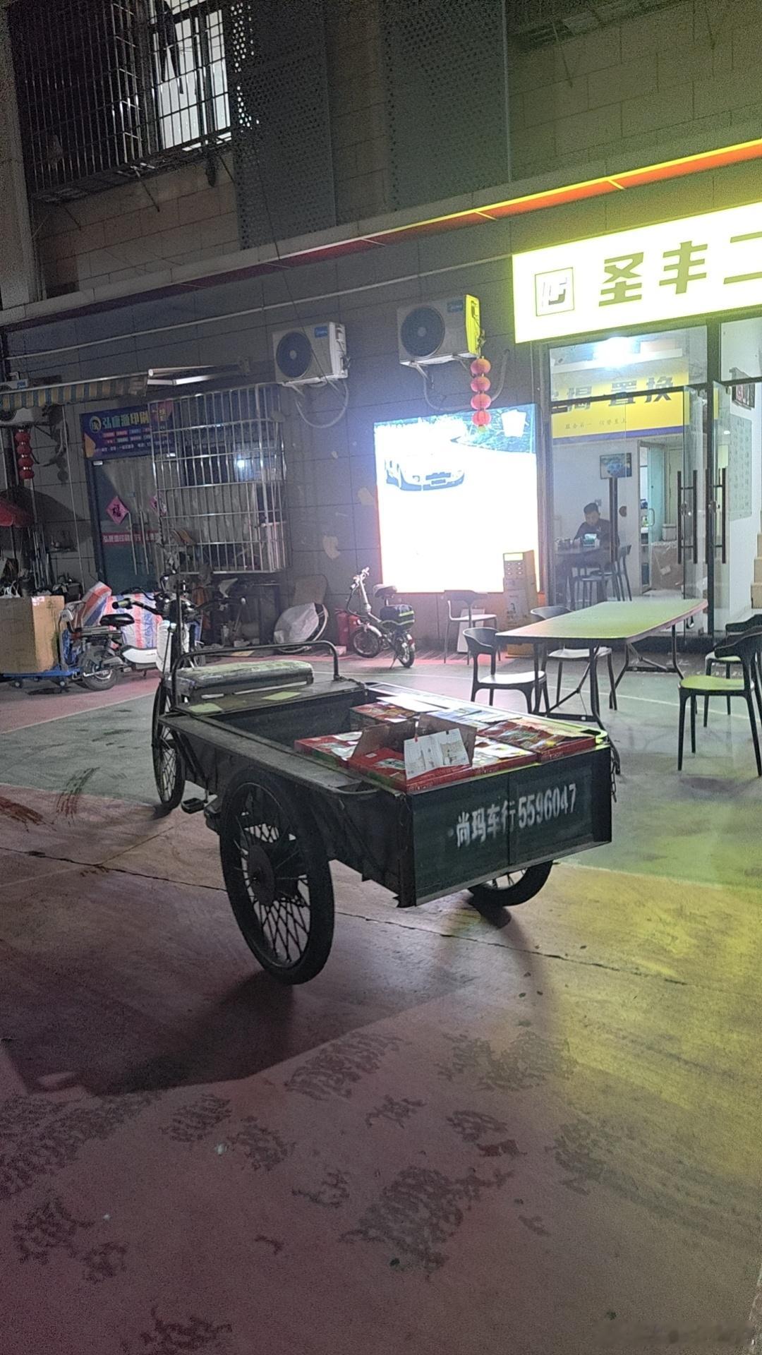 这大哥是准备拿啤酒当定金吗