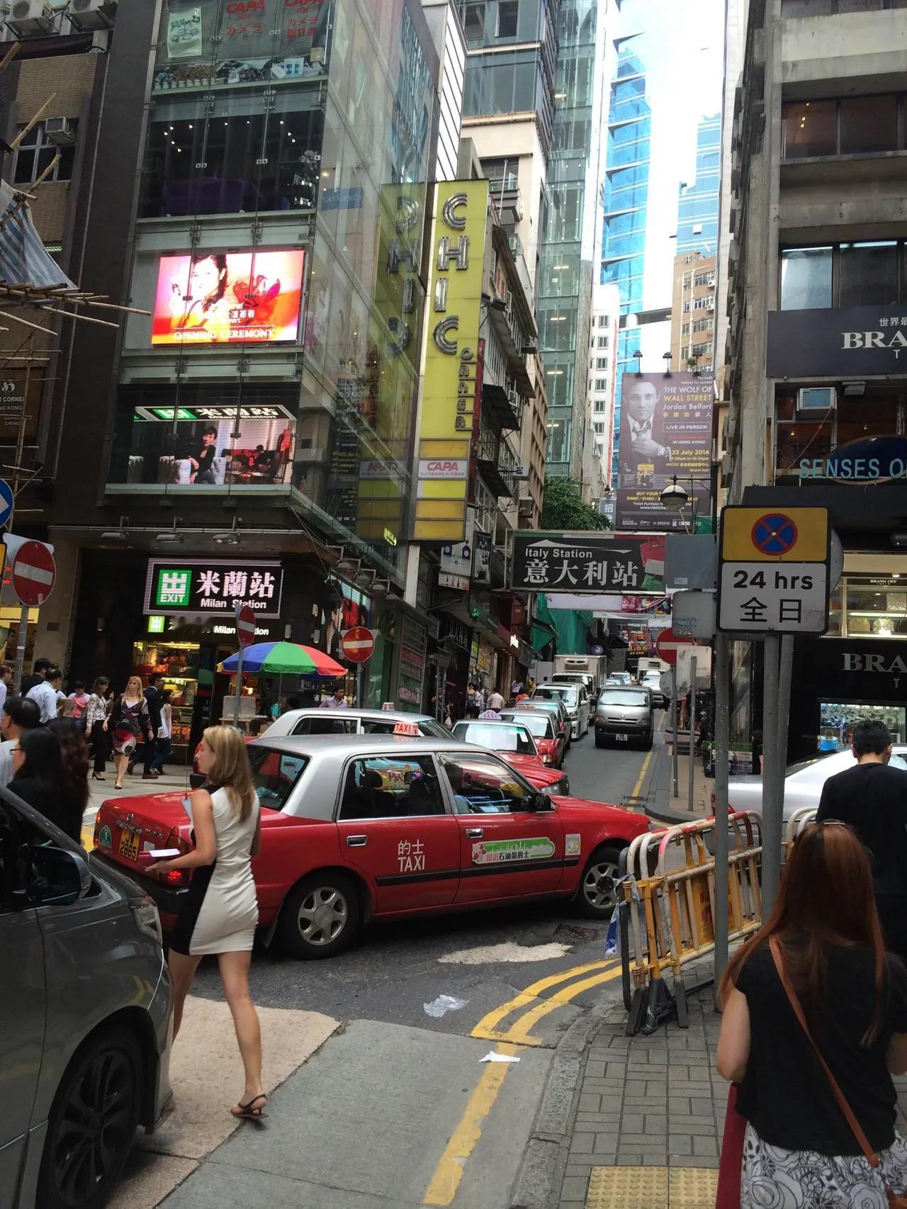 地铁真的方便到哭。换乘不用出站，冷气足得你穿外套。八达通一刷，全港随便跑。普通话