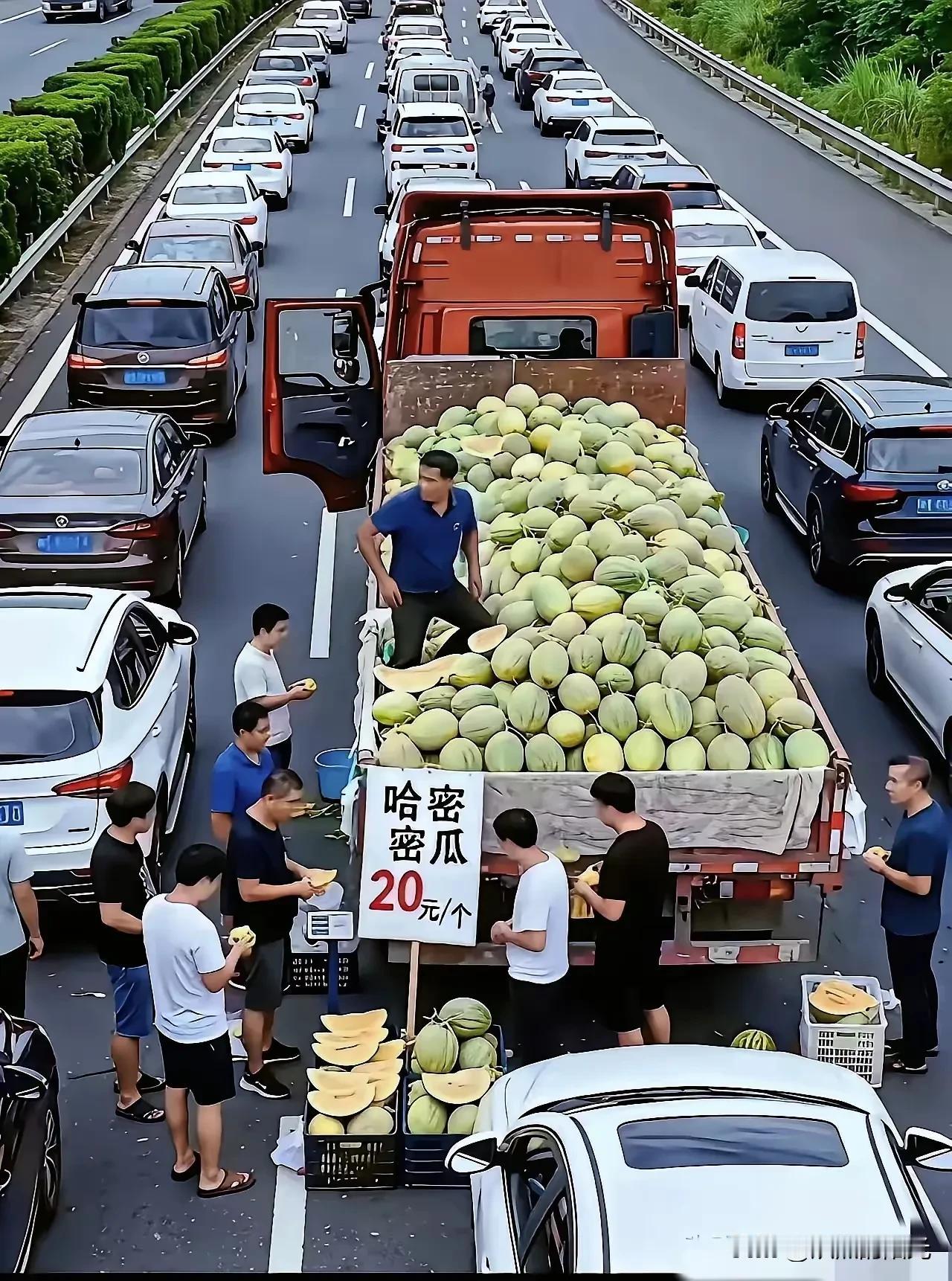 国庆出行车太多！一大哥进货也被堵在高速上索性拉开篷布，现场直接开卖！