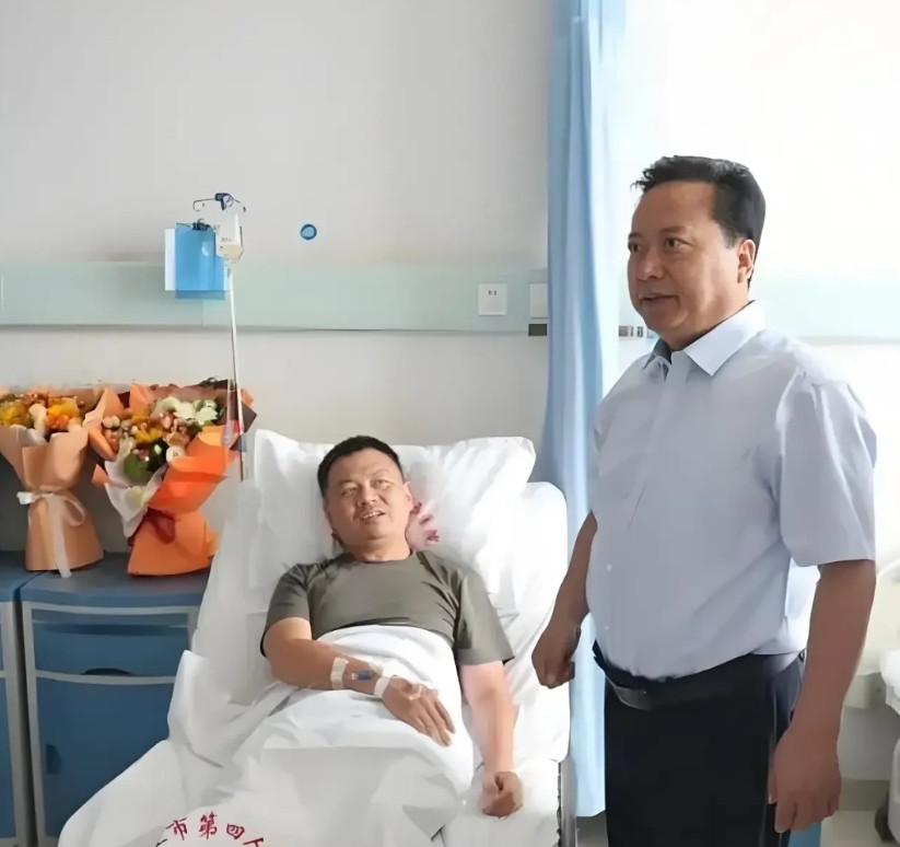 河南商丘南湖连救五人后力竭昏倒的军官少校张伟，他在商丘市第四人民医院接受治疗时，